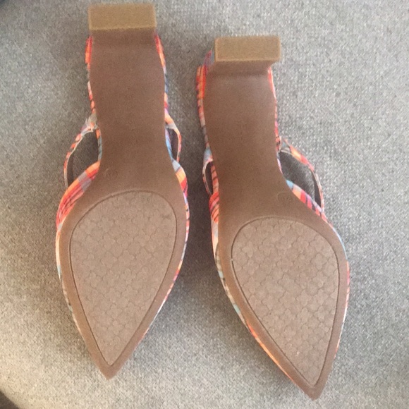 Kelly and Katie sling back,kitten heel, pointed toe with  stripes pattern. - Picture 4 of 6
